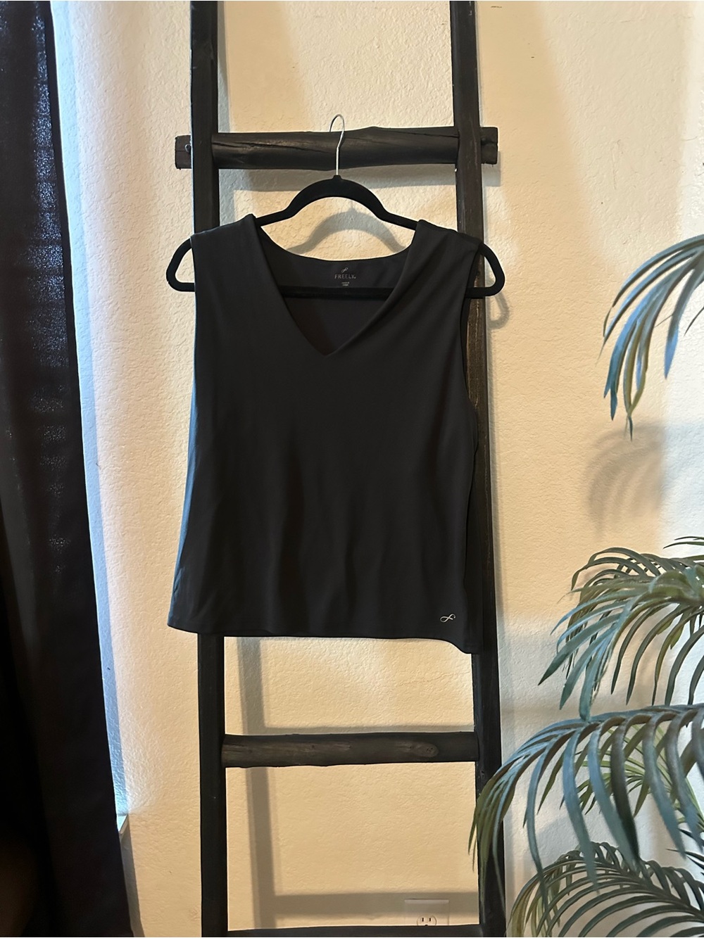 Source Unknown Black V-Neck Sleeveless Tank